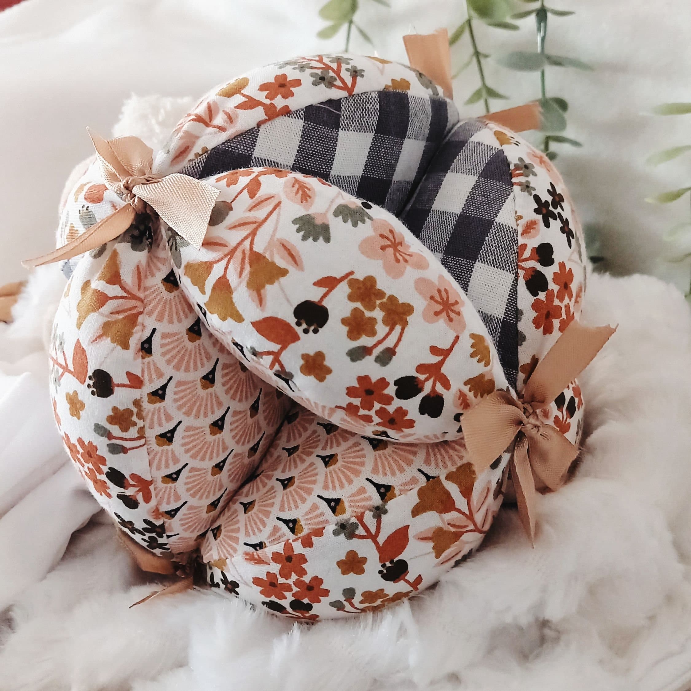 Pelota puzle Montessori para bebé, regalo educativo hecho a mano para bebé de 0-12 meses, juguete sonajero de tela suave para bebé, regalo de baby shower con forma de flor para bebé
