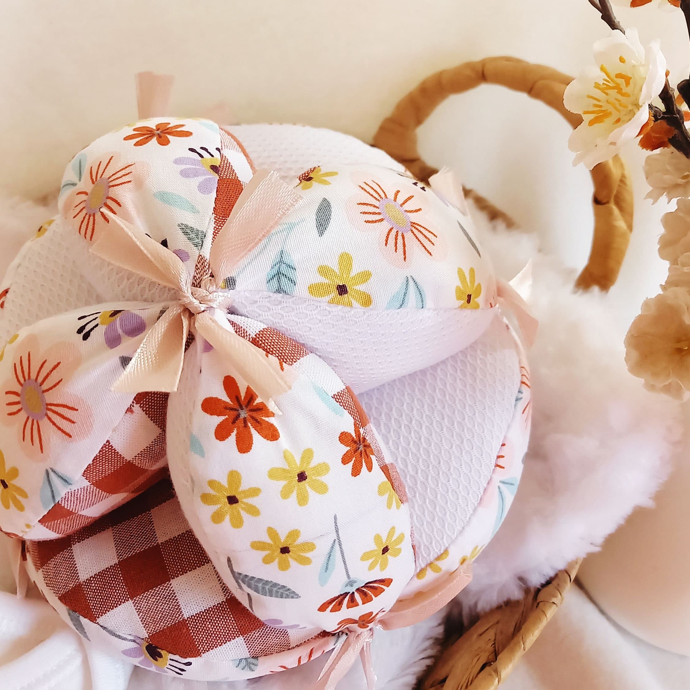 Pelota sensorial Montessori, juguete sonajero suave para bebés, desarrollo educativo de la coordinación mano-ojo y las habilidades motoras, regalo de baby shower de flores