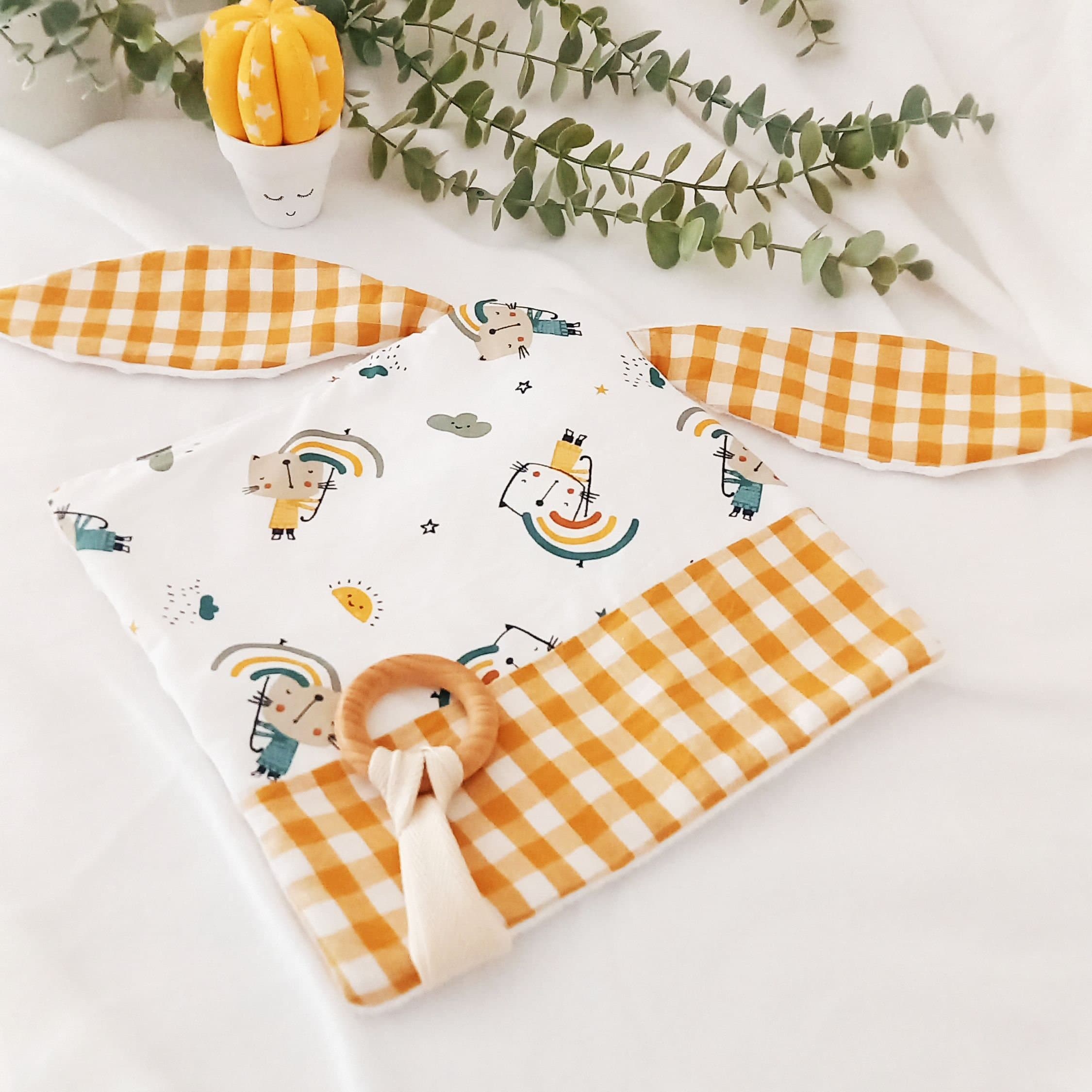Doudou de conejito personalizado para bebés, manta mordedor con soporte para chupete de bebé, manta de seguridad para bebé con orejas de conejito, cesta de regalo arcoíris para recién nacido
