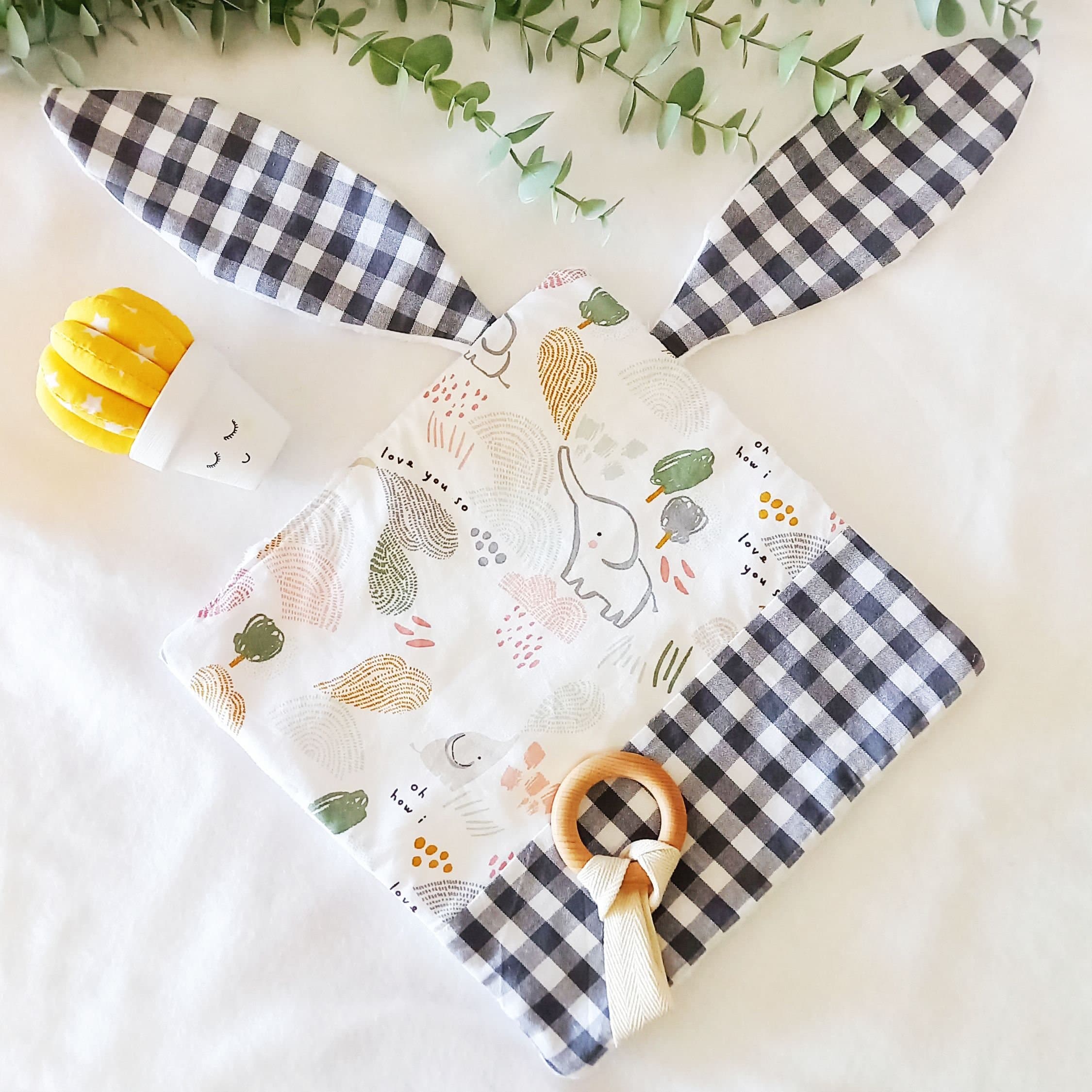 Doudou de conejito personalizado para bebés, juguete Waldorf de algodón arrugado, manta sensorial antiestrés, cesta de regalo para recién nacidos con manta de bebé de elefante