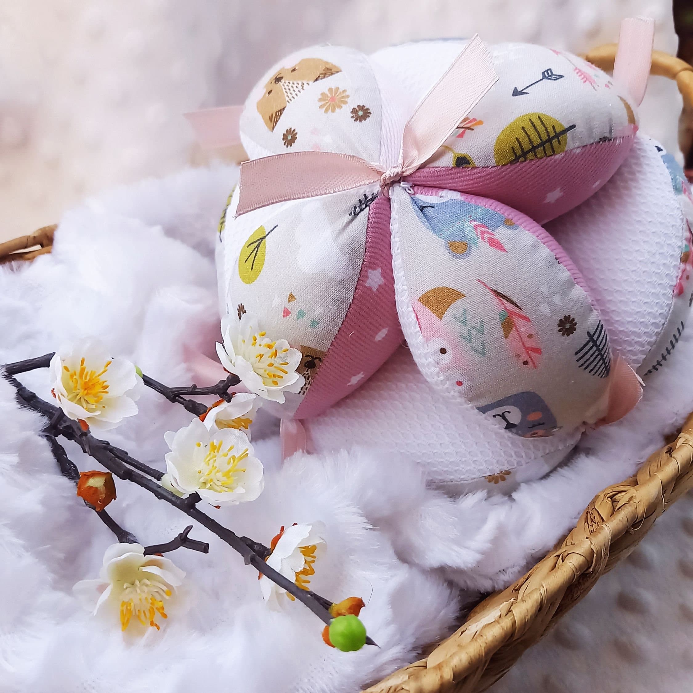Juguete sensorial pelota puzle Montessori, sonajero de bebé hecho a mano, pelota de agarre Montessori única, regalo rosa empolvado para baby shower para niña